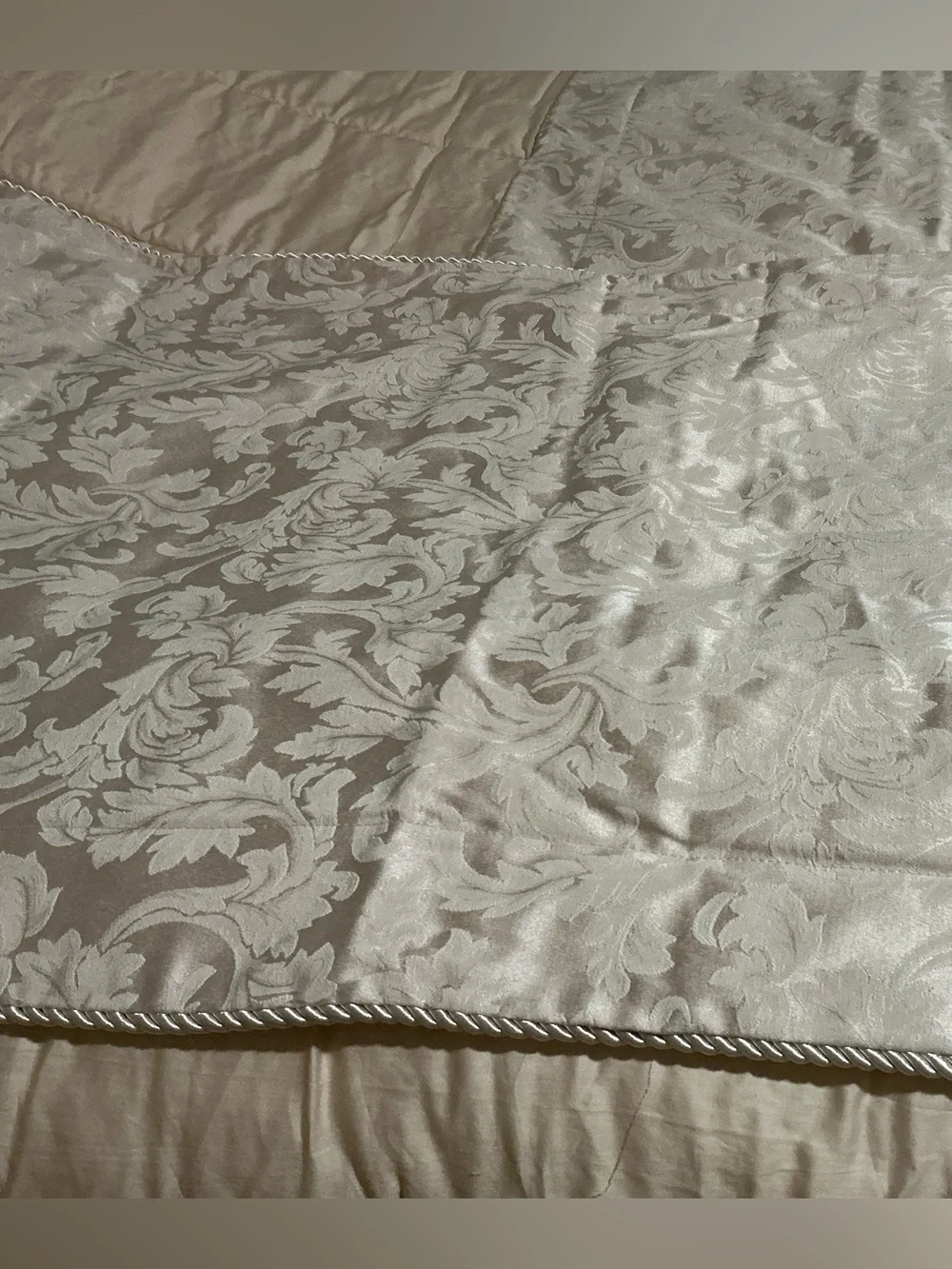 NWOT Heavy Weight Damask Jacuard Comforter & Shams